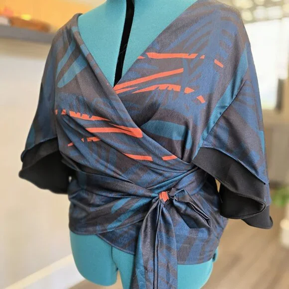 💙DIARRABLU Wrap Top with Flutter Sleeves – Size XXL - Picture 2 of 6